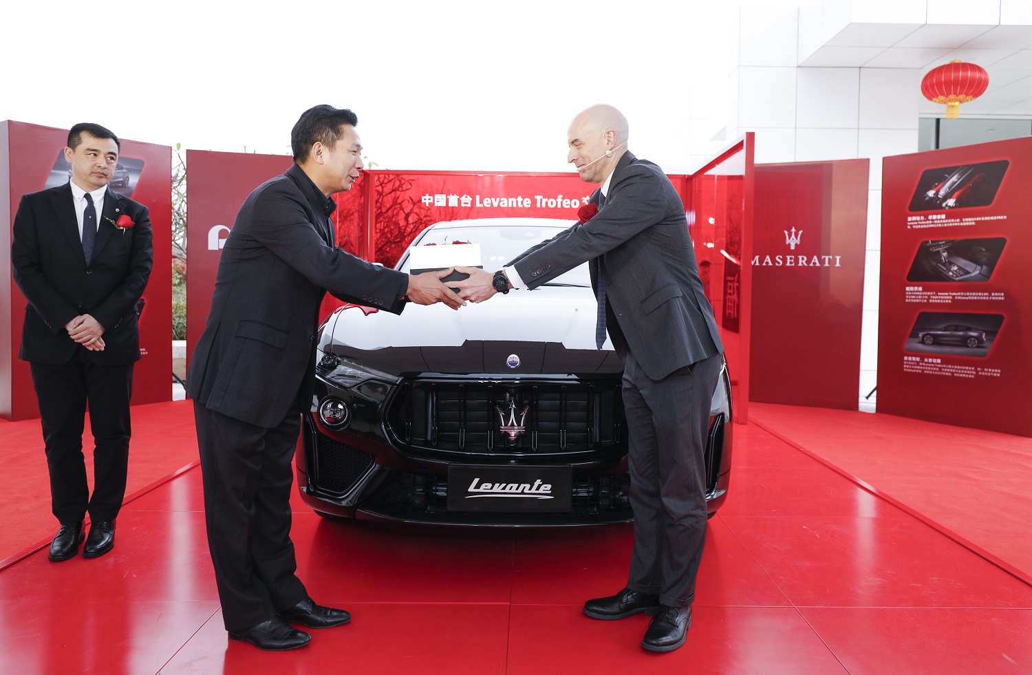 Mirko Bordiga薄亞銘先生將新車鑰匙交到余先生手中